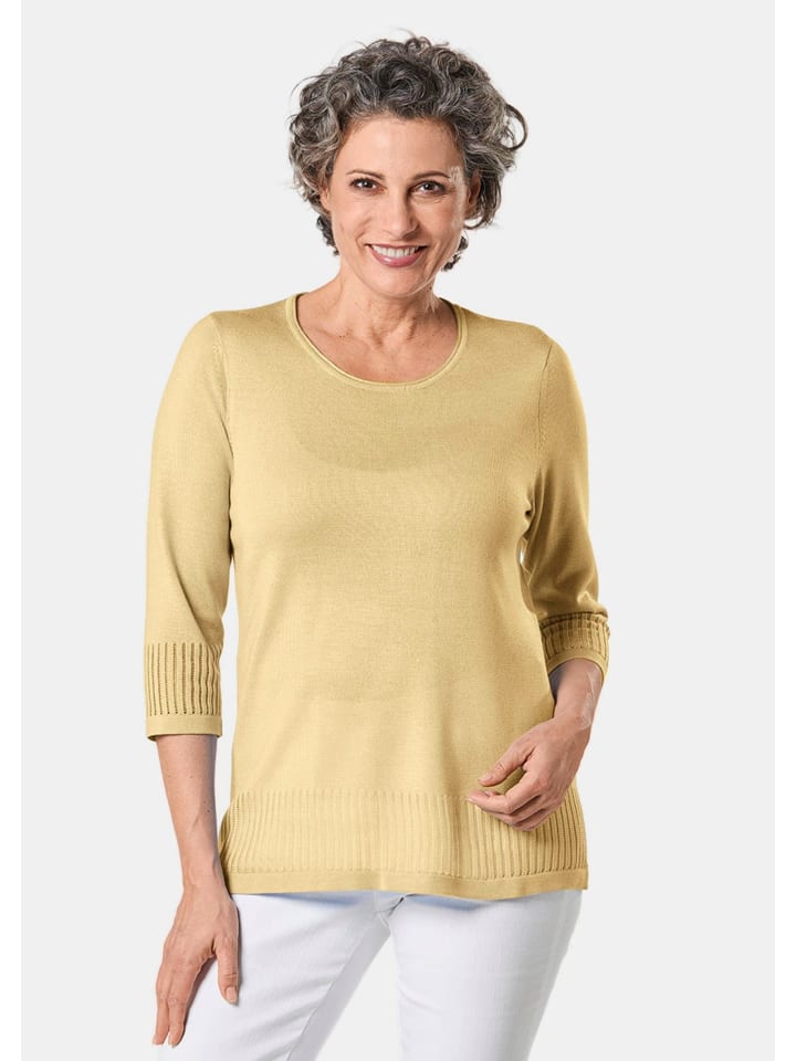 

Короткий размер: Ажурный свитер с вырезами пастельно-желтого цвета. GOLDNER