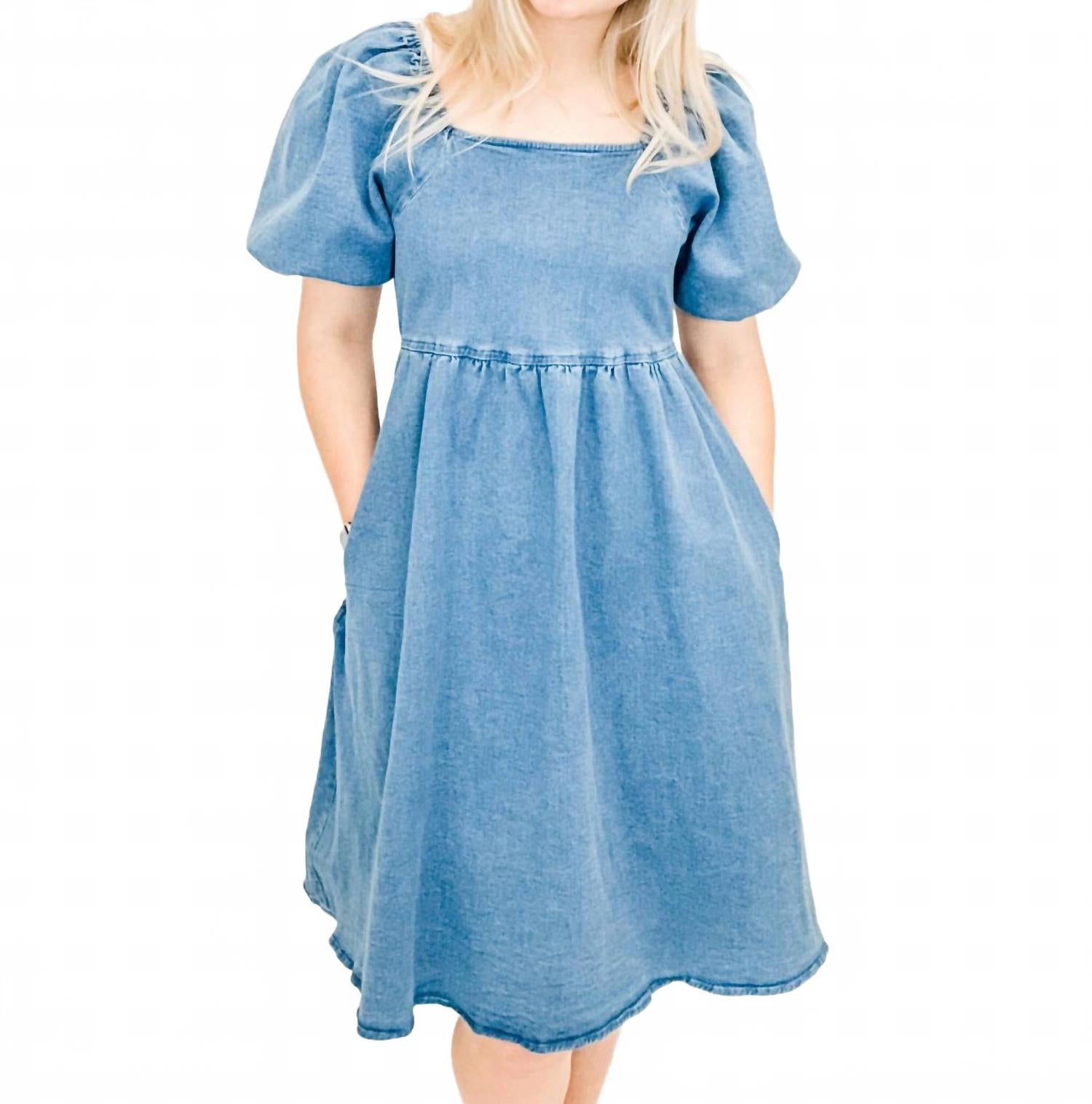 

Джимовое платье с пышными рукавами в голубом цвете Mikarose