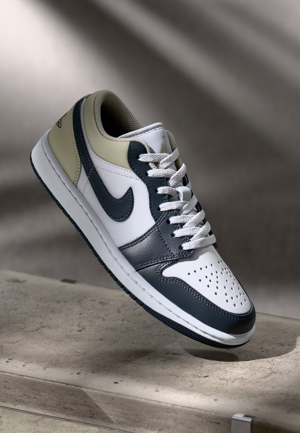 

Кроссовки AIR JORDAN 1, белый