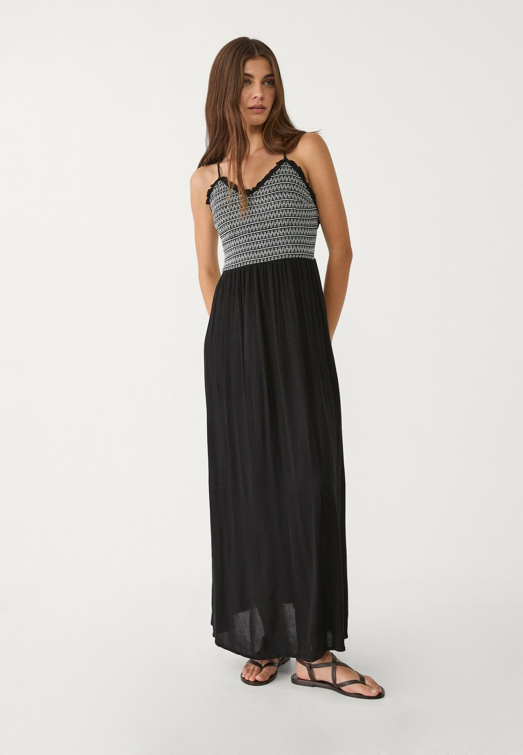 

Платье макси LONG FLOWING CONTRAST Stradivarius, черный