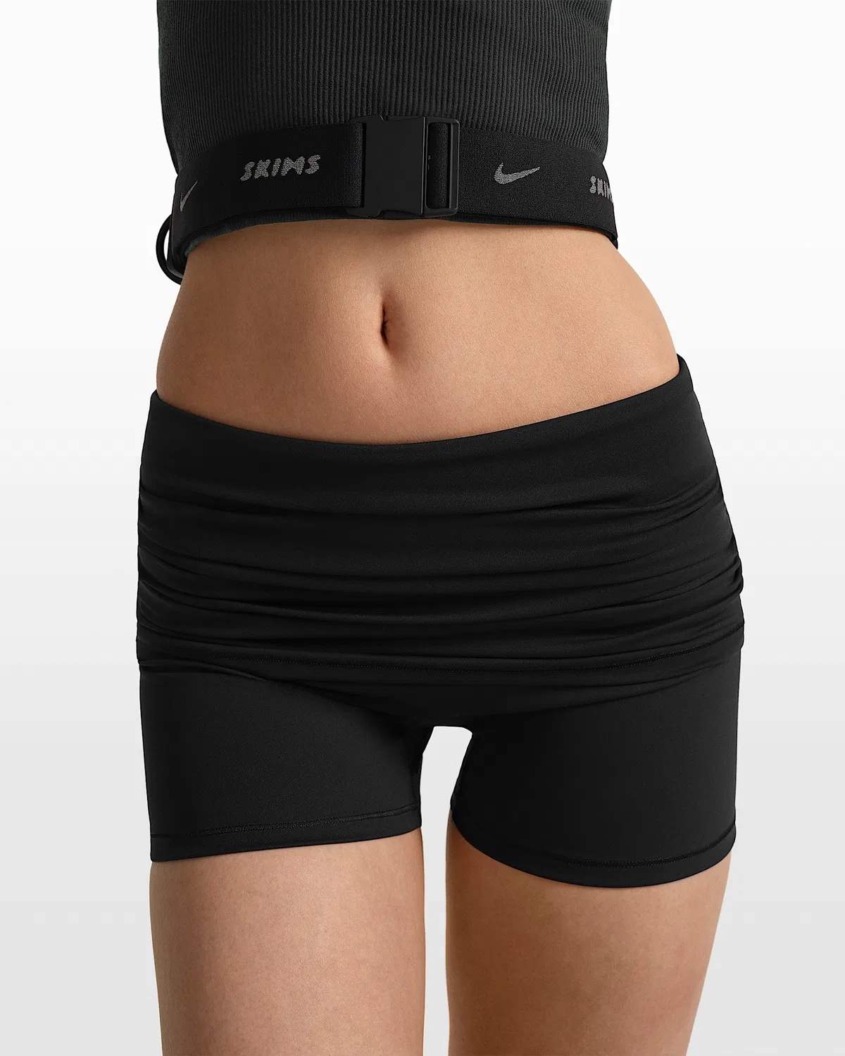 Женские шорты NikeSKIMS Matte с отворотом на поясе 3", NSKM Obsidian — фото 2