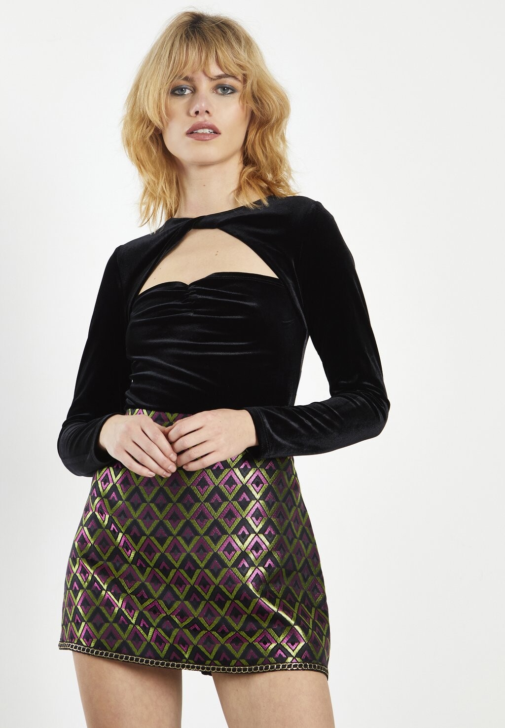 

Топ с длинными рукавами BODYSUIT WITH FRONT TWIST DETAIL Glamorous, черный