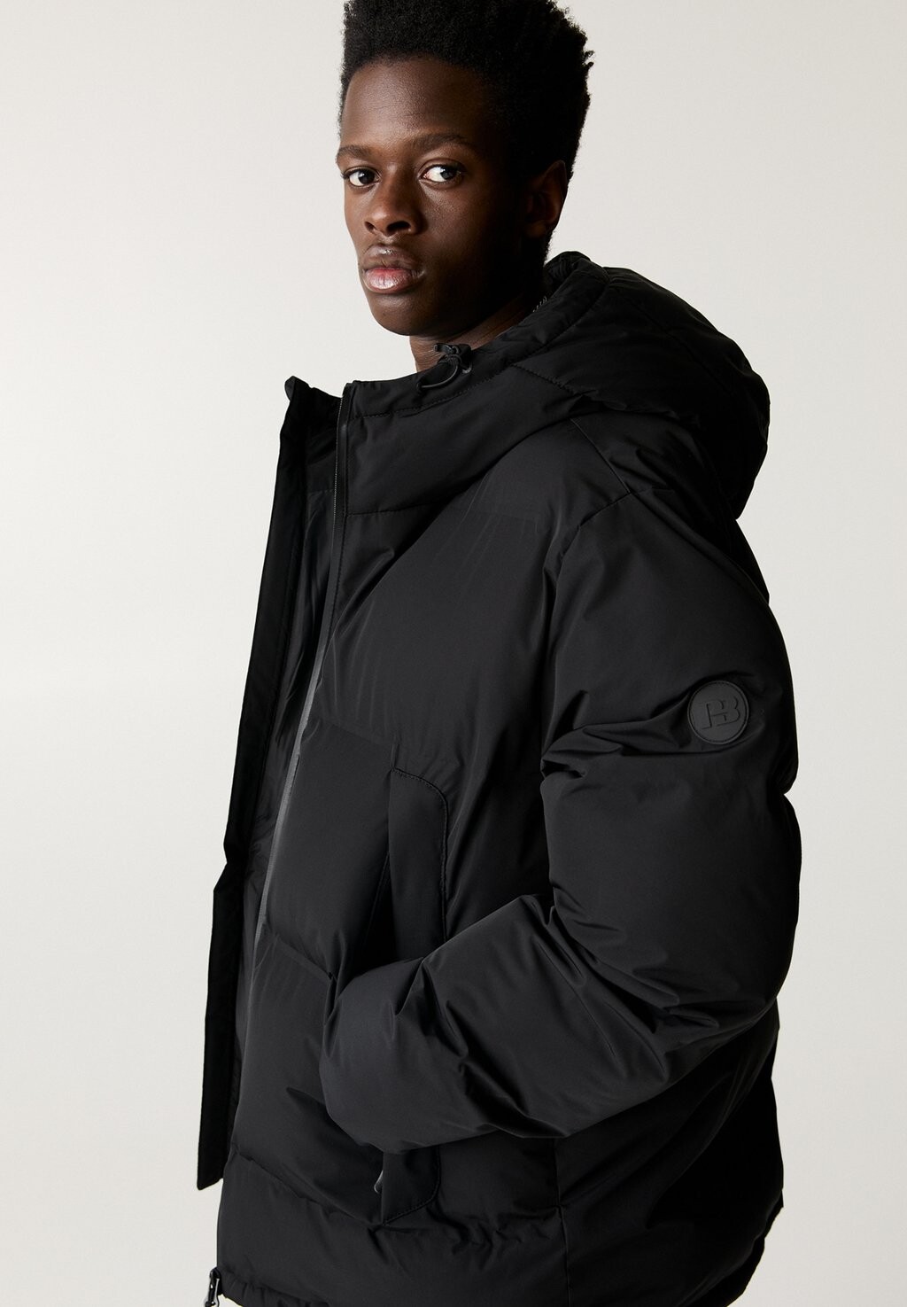 

Зимняя куртка HOODED PUFFER PULL&BEAR, черный