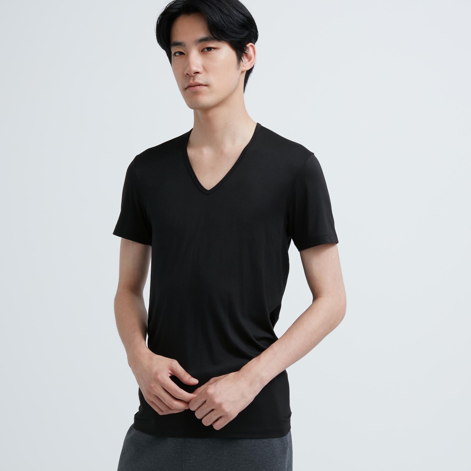 

Футболка Uniqlo Heattech с V-образным вырезом и короткими рукавами, черный