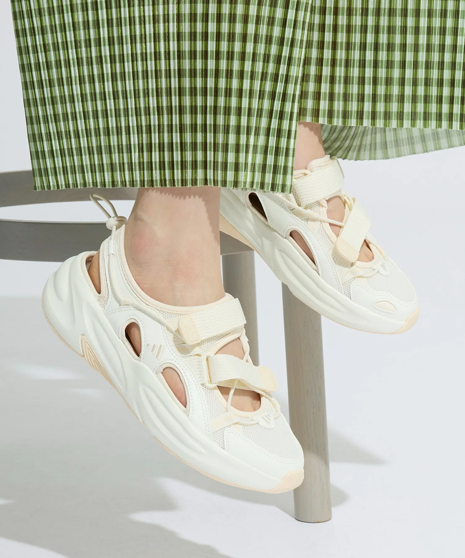 Унисекс сандалии adidas Ozwave серые — фото 4