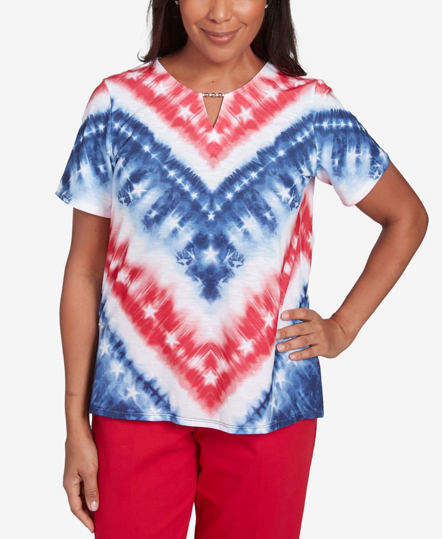 

Женская футболка Land of The Free с принтом "американский шеврон" и вырезом-капелькой в стиле тай-дай Alfred Dunner, Multi Red, Красный, Женская футболка Land of The Free с принтом "американский шеврон" и вырезом-капелькой в стиле тай-дай Alfred Dunner, M