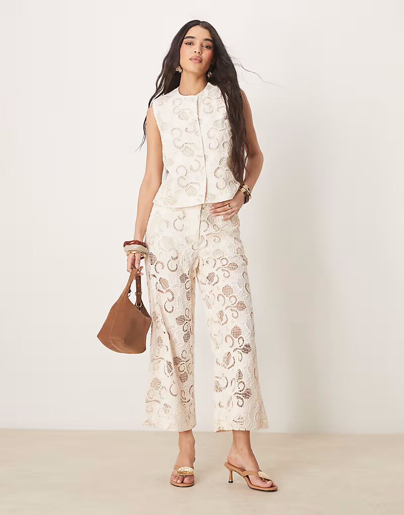 

Брюки-кюлоты премиум-класса ASOS DESIGN с цветочным узором в молочном цвете