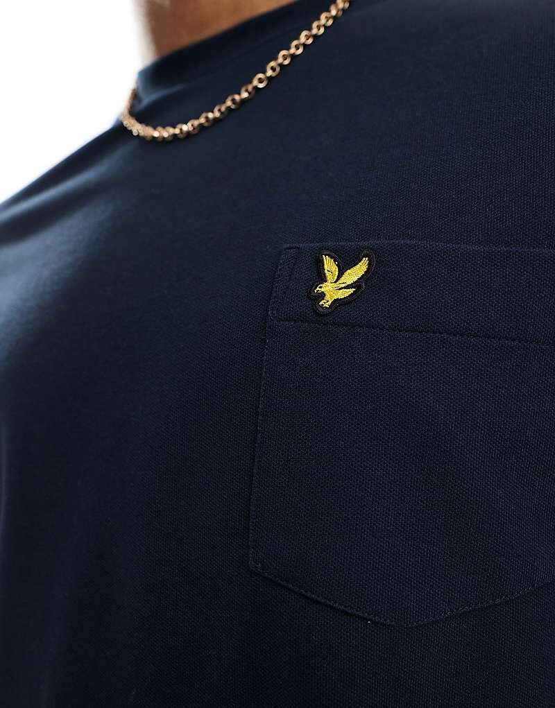 

Темно-синяя футболка из пике с карманом и логотипом Lyle & Scott