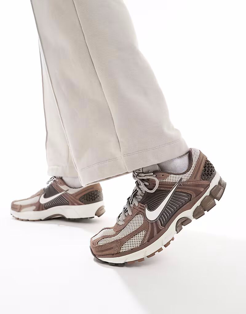 

Кроссовки Nike Zoom Vomero 5 коричневого и бежевого цветов