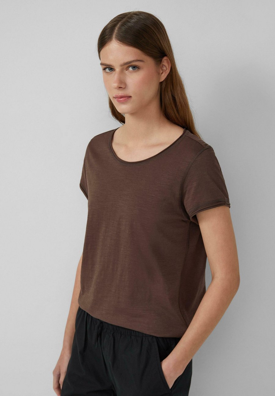 

Футболка s.Oliver MIT ROLLKANTEN UND FLAMMGARNSTRUKTUR, Braun/Dark Brown, Коричневый, Футболка s.Oliver MIT ROLLKANTEN UND FLAMMGARNSTRUKTUR, Braun/Dark Brown