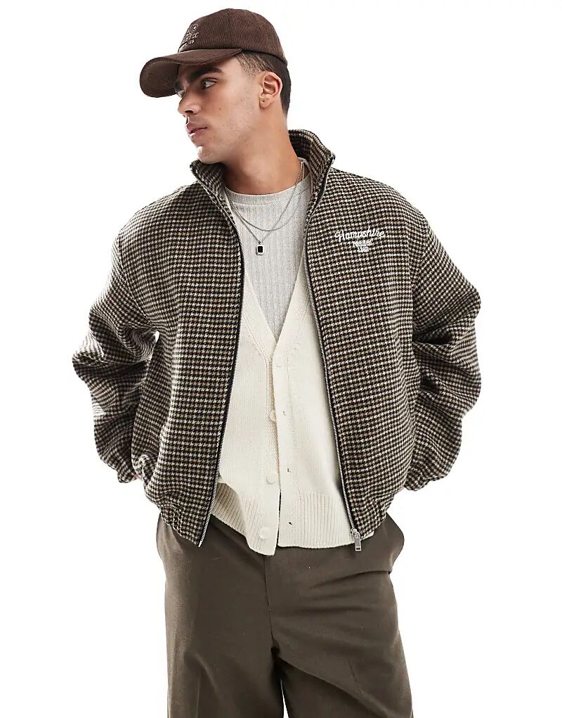 

Клетчатая куртка-бомбер коричневого цвета Bershka