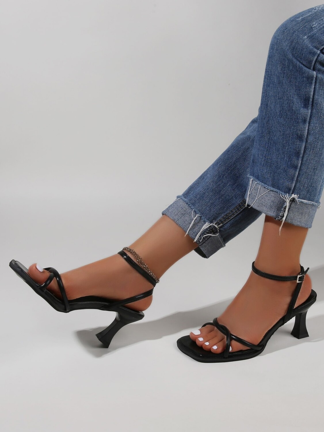 

Женские босоножки, модные и удобные, черные, с ремешком, на высоком каблуке, с открытым носком, черный