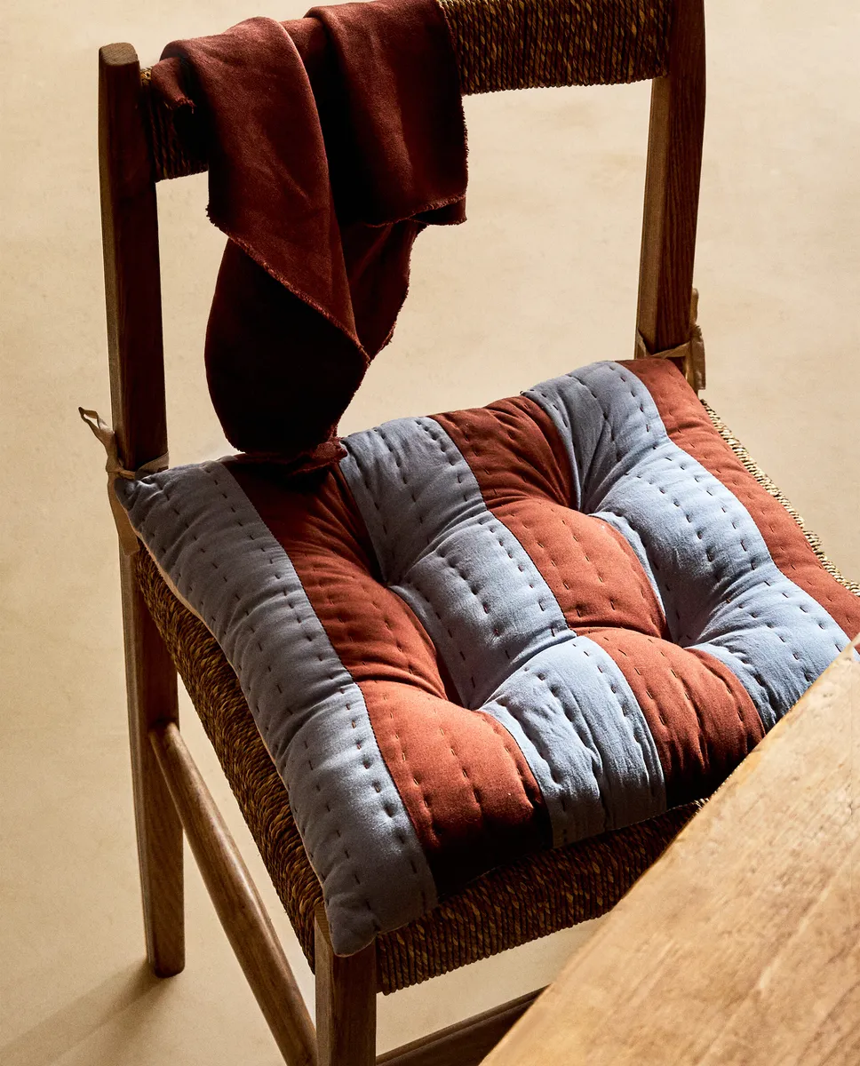 

Полосатая подушка для сиденья x коллаж Zara Home, синий