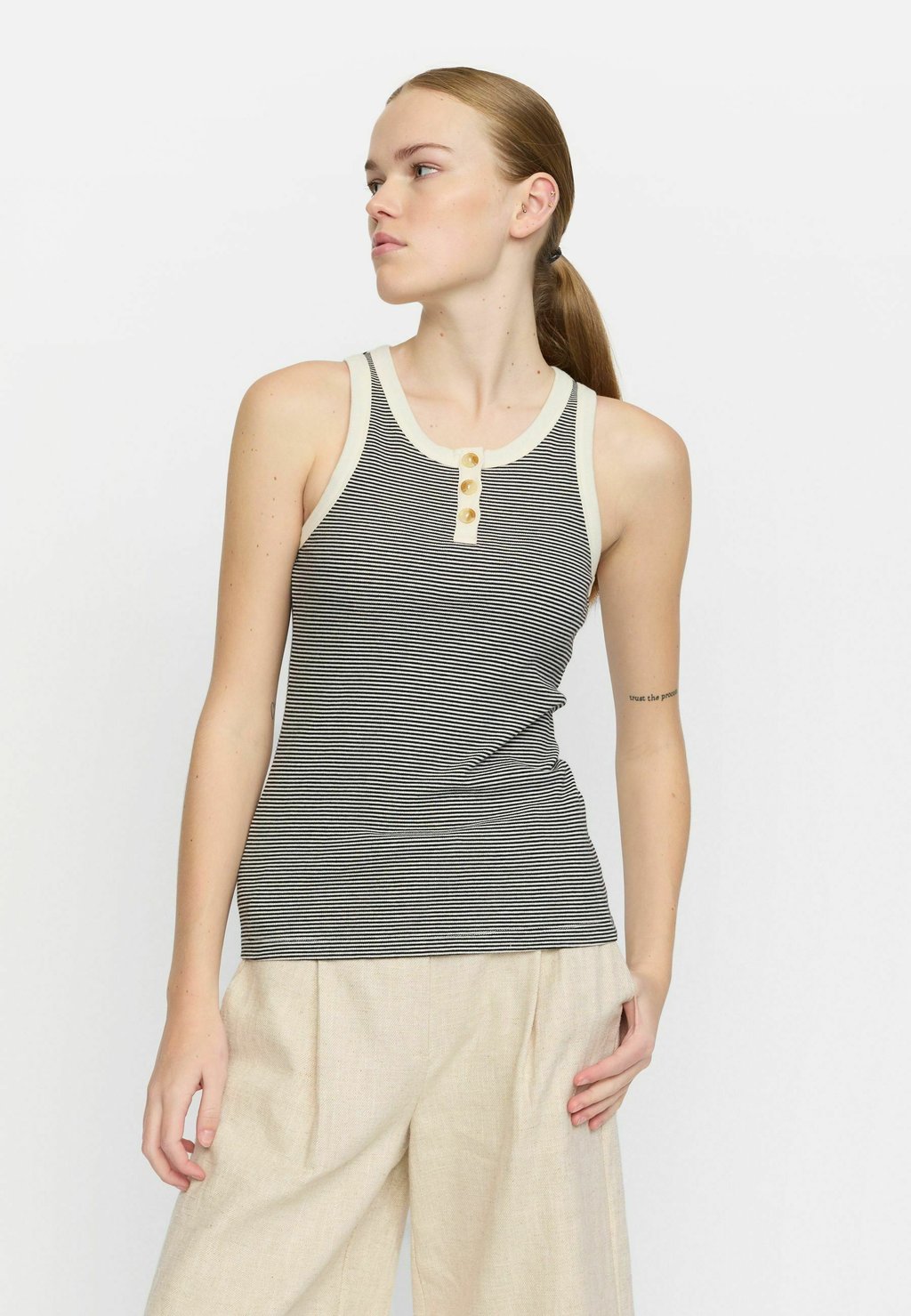 

Топ ADELYNN BUTTON TANK STRIPE Soft Rebels, черный