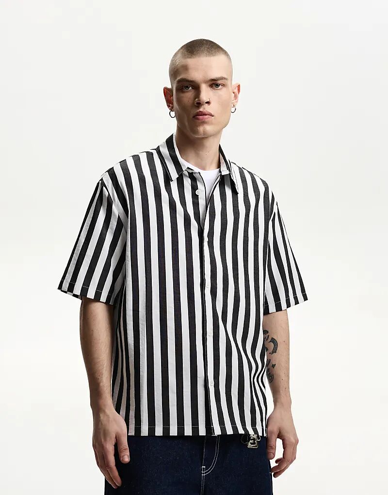 

Рубашка Bershka свободного кроя с короткими рукавами в черно-белом цвете