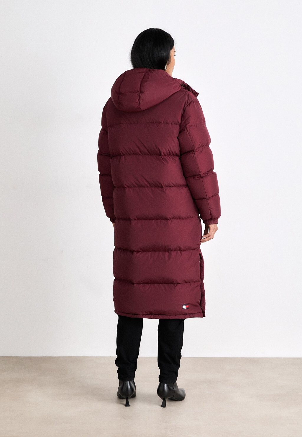 

Пуховое пальто ALASKA LONG PUFF Tommy Jeans, бордовый