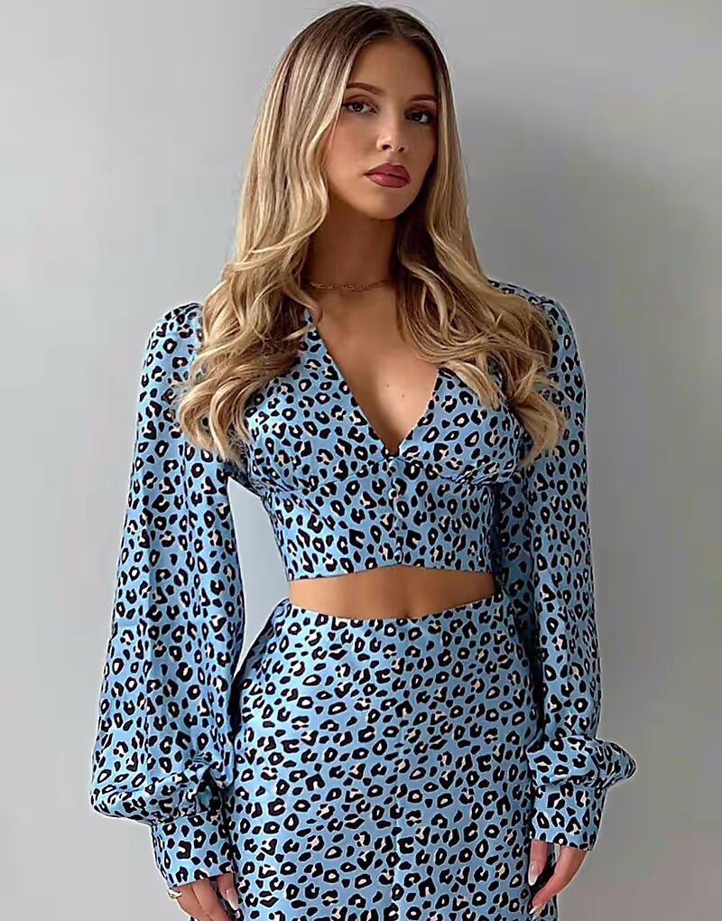 

Блузка с V-образным вырезом и пуговицами спереди, светло-голубого леопардового цвета Collective The Label