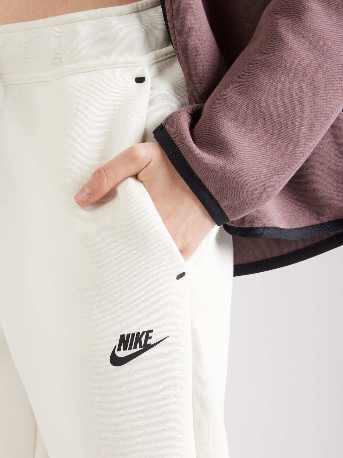 Nike Sportswear Брюки зауженные 'TCH FLC' в светло-бежевом цвете — фото 2