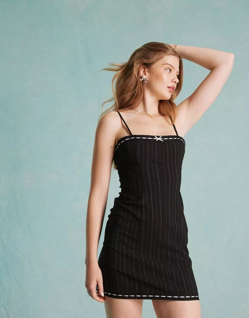 

Облегающее черно-белое мини-платье в тонкую полоску Miss Selfridge с бантом из ленты