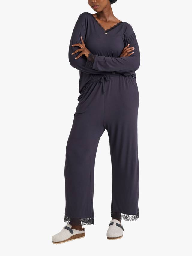 

Бамбуковый комплект пижамы с кружевом и v-образным вырезом Pretty You London, Raven