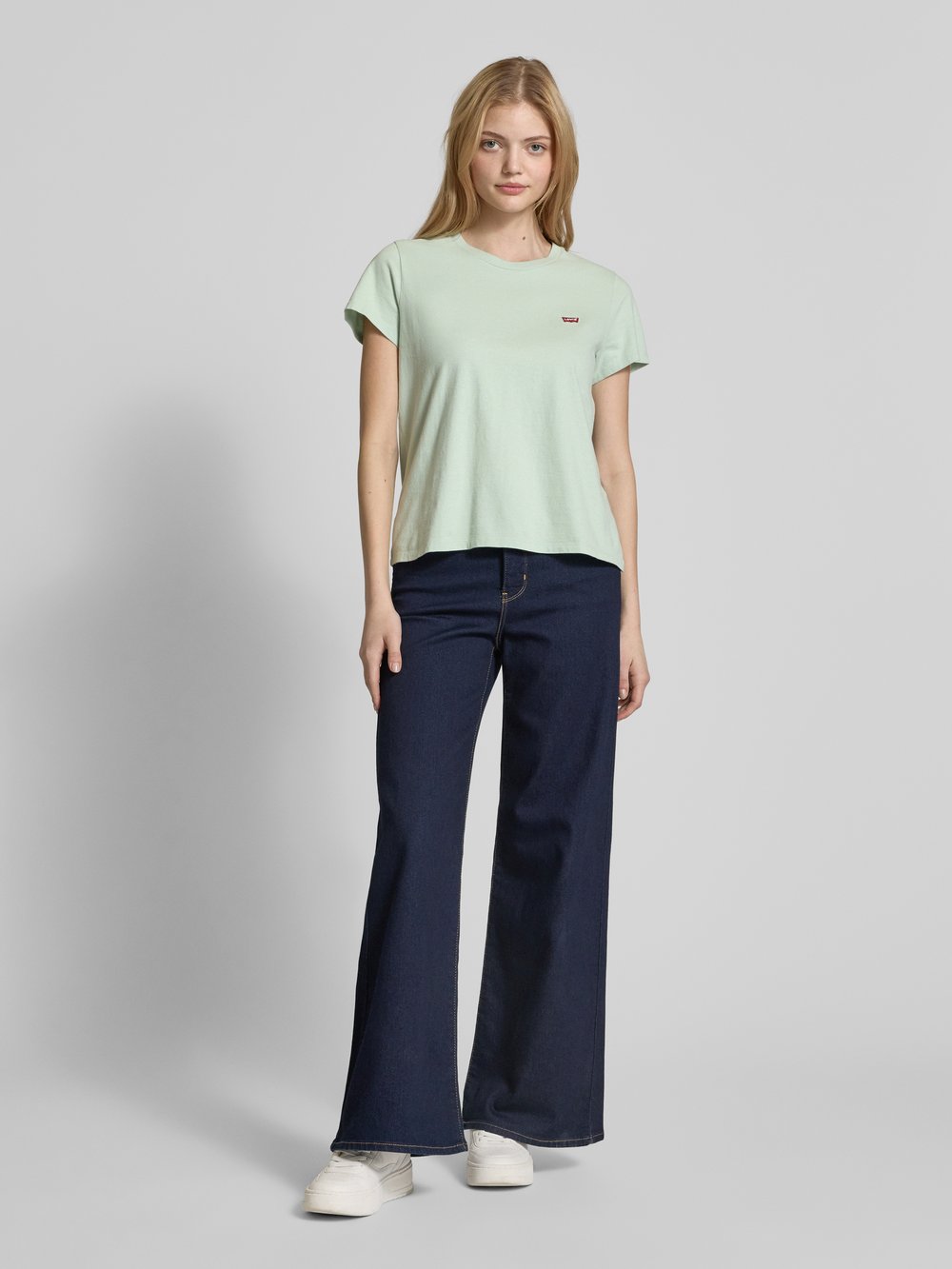 

Футболка с этикеткой Levi's