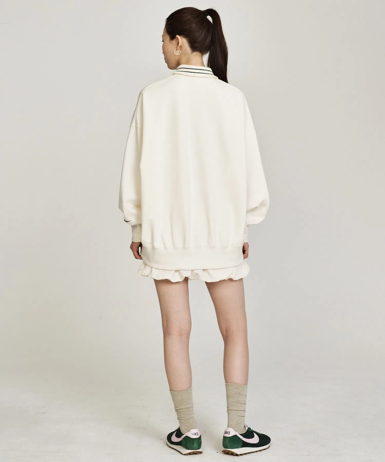 Женская флисовая поло-рубашка Nike Sportswear Oversized с застежкой-молнией на четверть длины IQ3943-110, цвет бледно-слоновой кости. — фото 4