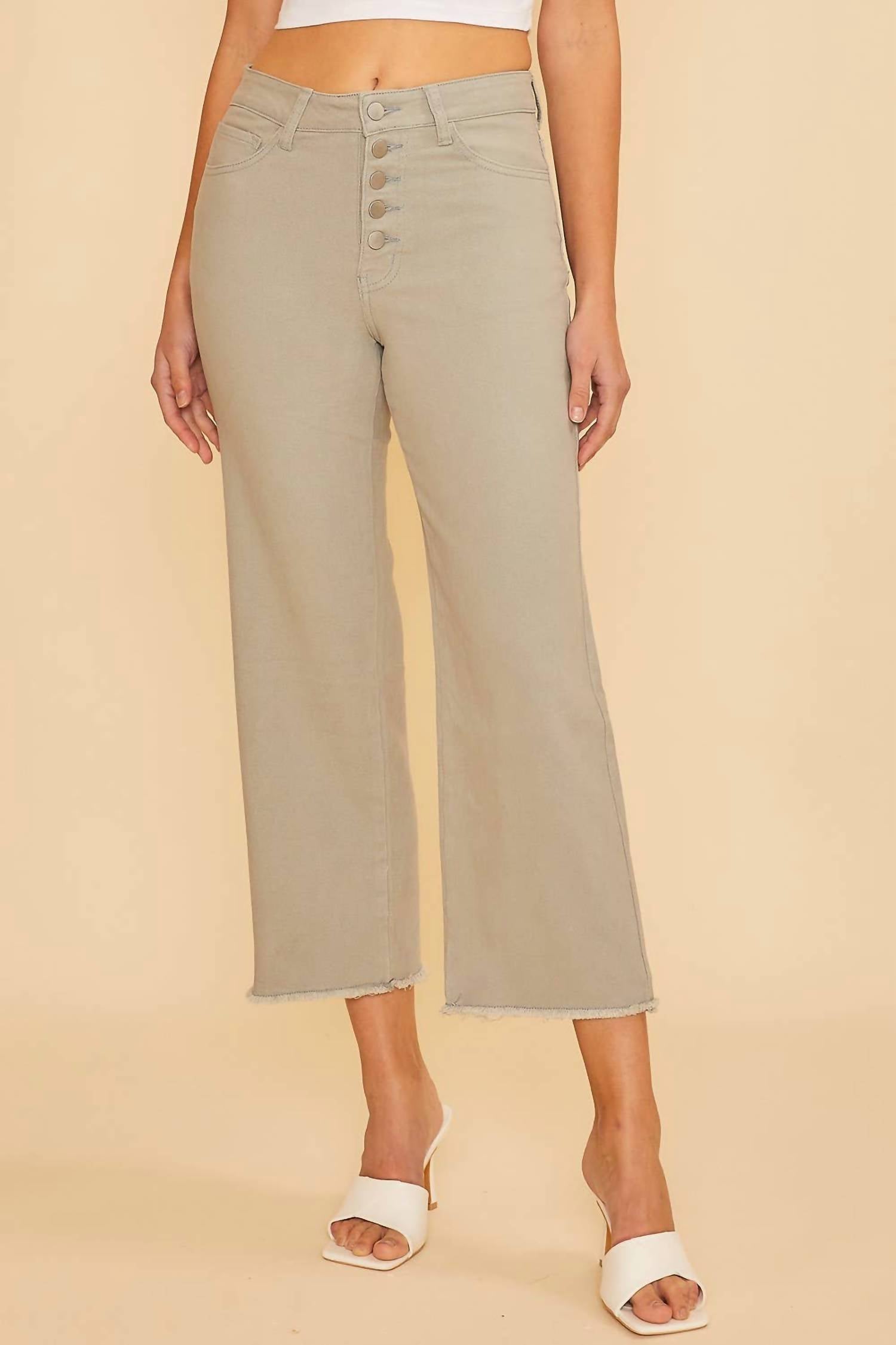 

Плюс Высокие Зауженные Джинсы с Пуговицами и Широкими Штанинами укороченные в цвете шалфей AnnieWear, Sage