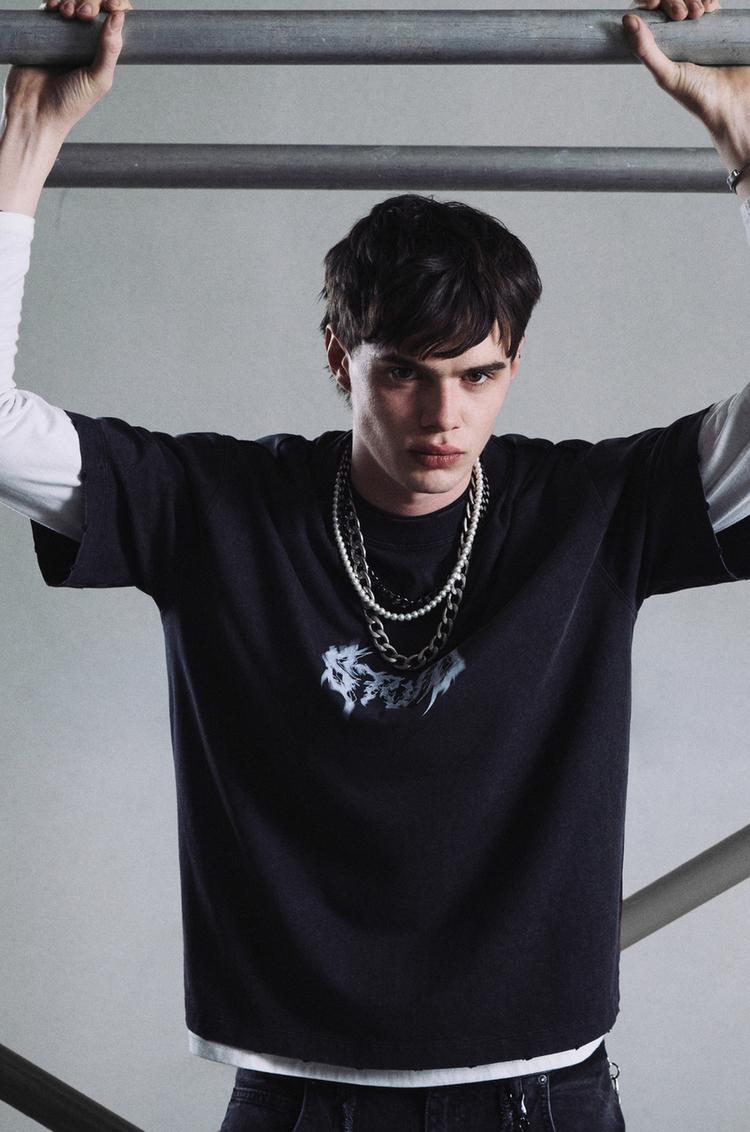 

Футболка с граффити Stwd Pull And Bear, серый