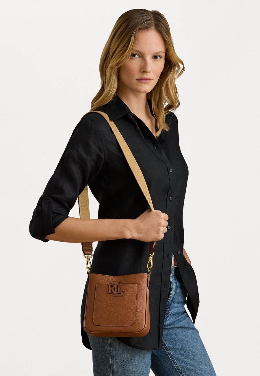 

Сумка кросс-боди Lauren Ralph Lauren PEBBLED LEATHER SMALL CAMERYN CROSSBODY, Lauren Tan/Tan