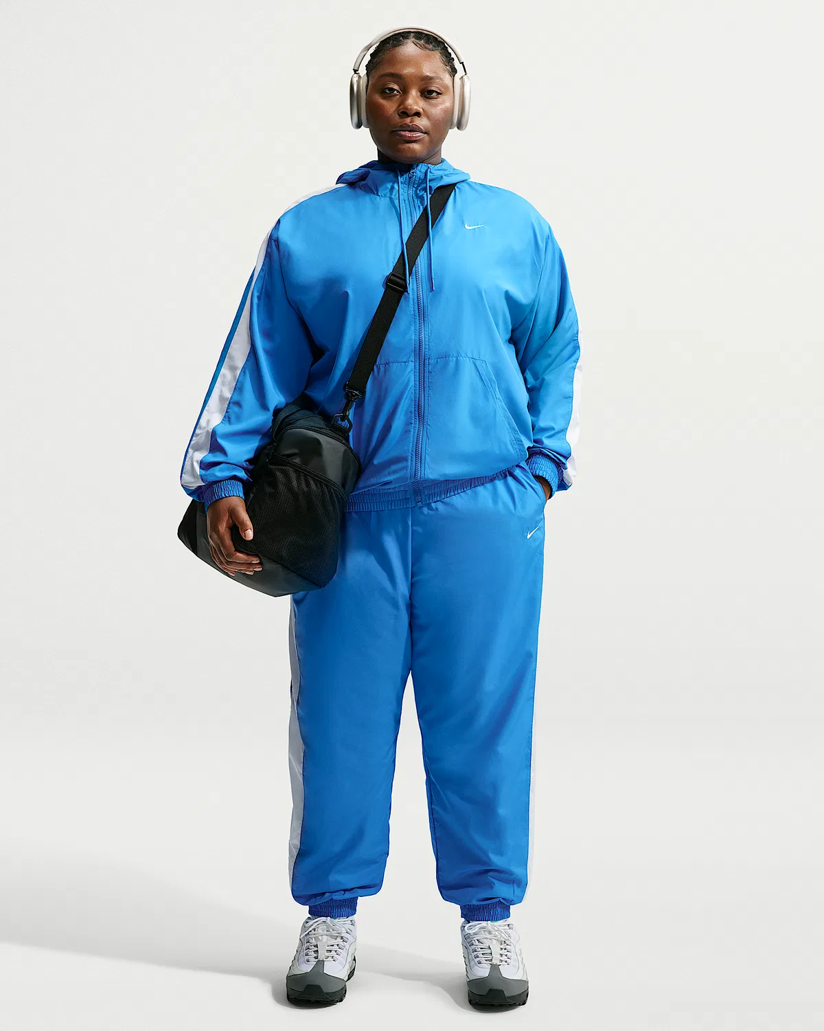 Женские свободные джоггеры Nike Sportswear Classic Wovens со средней посадкой и защитой от УФ-лучей (плюс сайз), Light Photo Blue/White/Sail