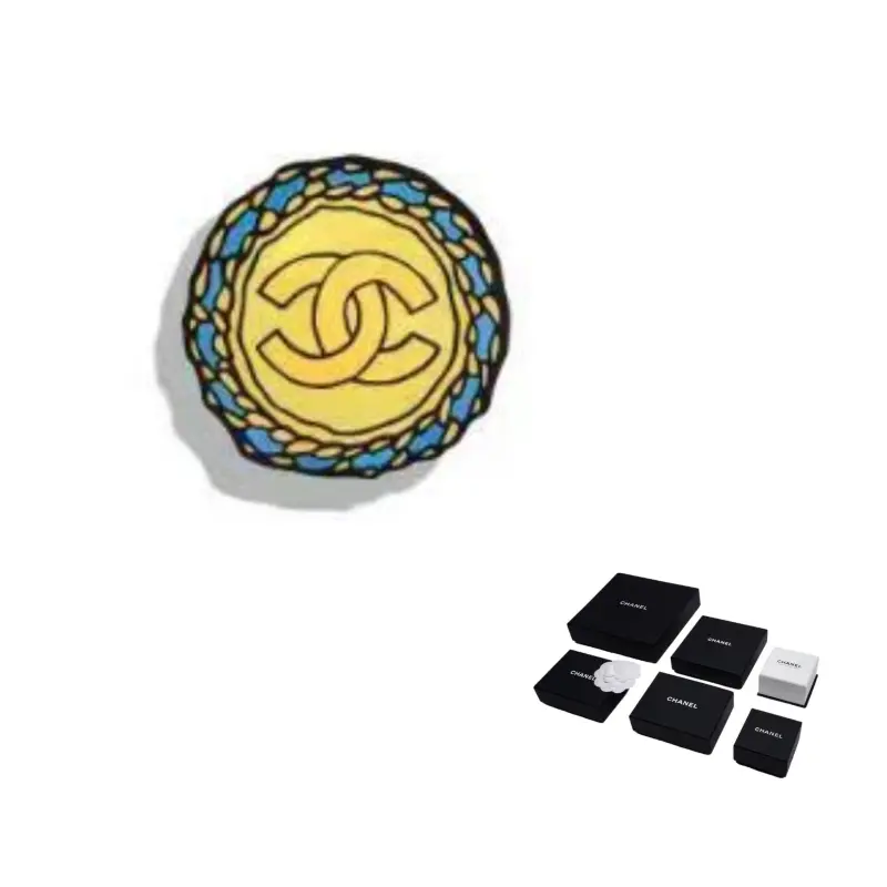 

CHANEL Круглая брошь женская желто-голубая