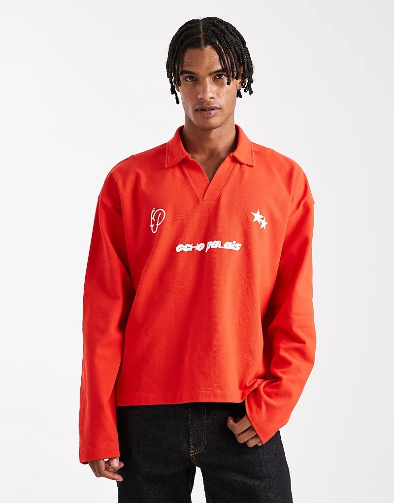 

Плотная свободная рубашка-поло ASOS DESIGN с длинными рукавами, спущенным плечом и спортивной графикой из красного пике
