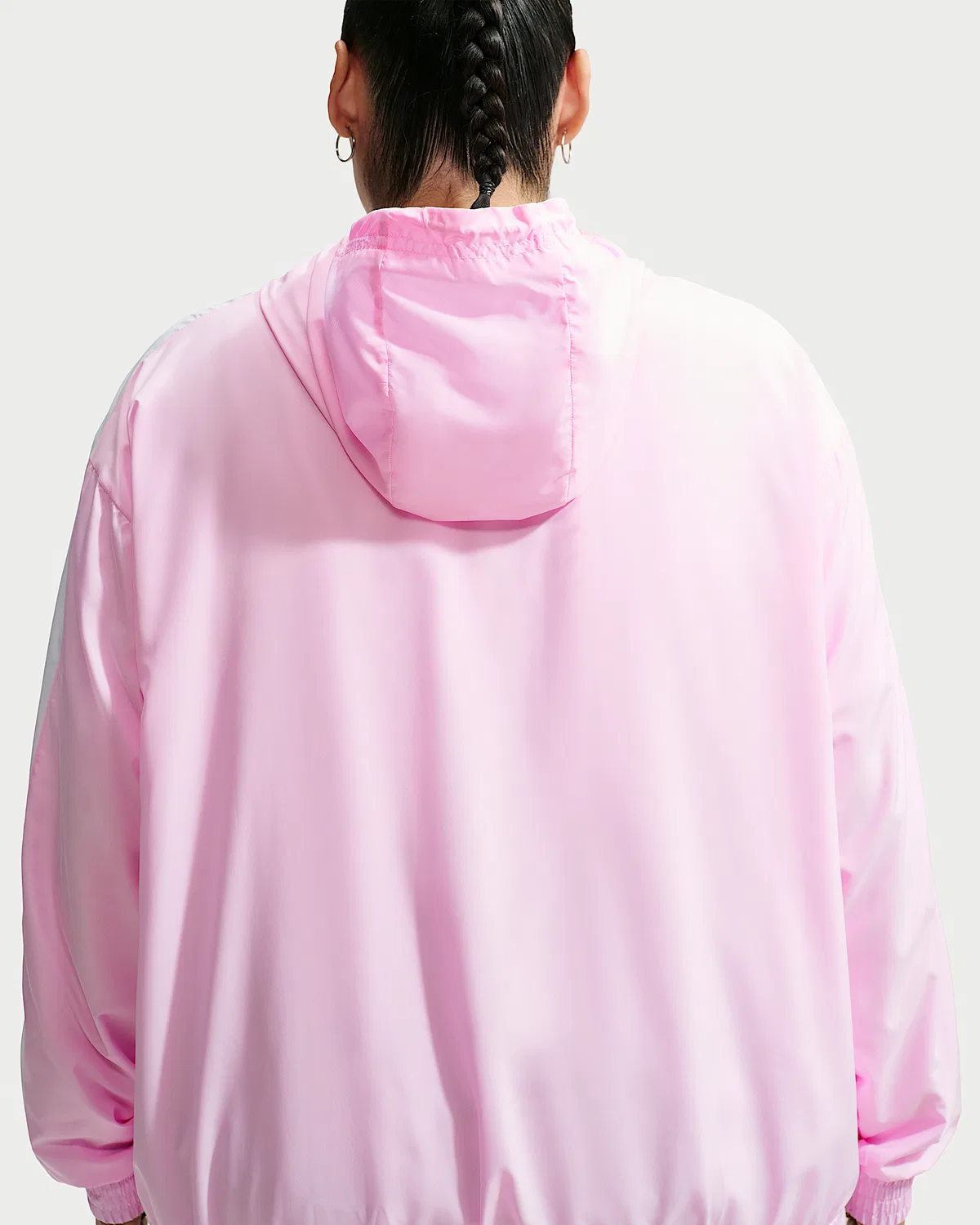 Женская свободная УФ-куртка с капюшоном (большие размеры) Nike Sportswear Classic Wovens, Pink Foam/White/Sail — фото 2