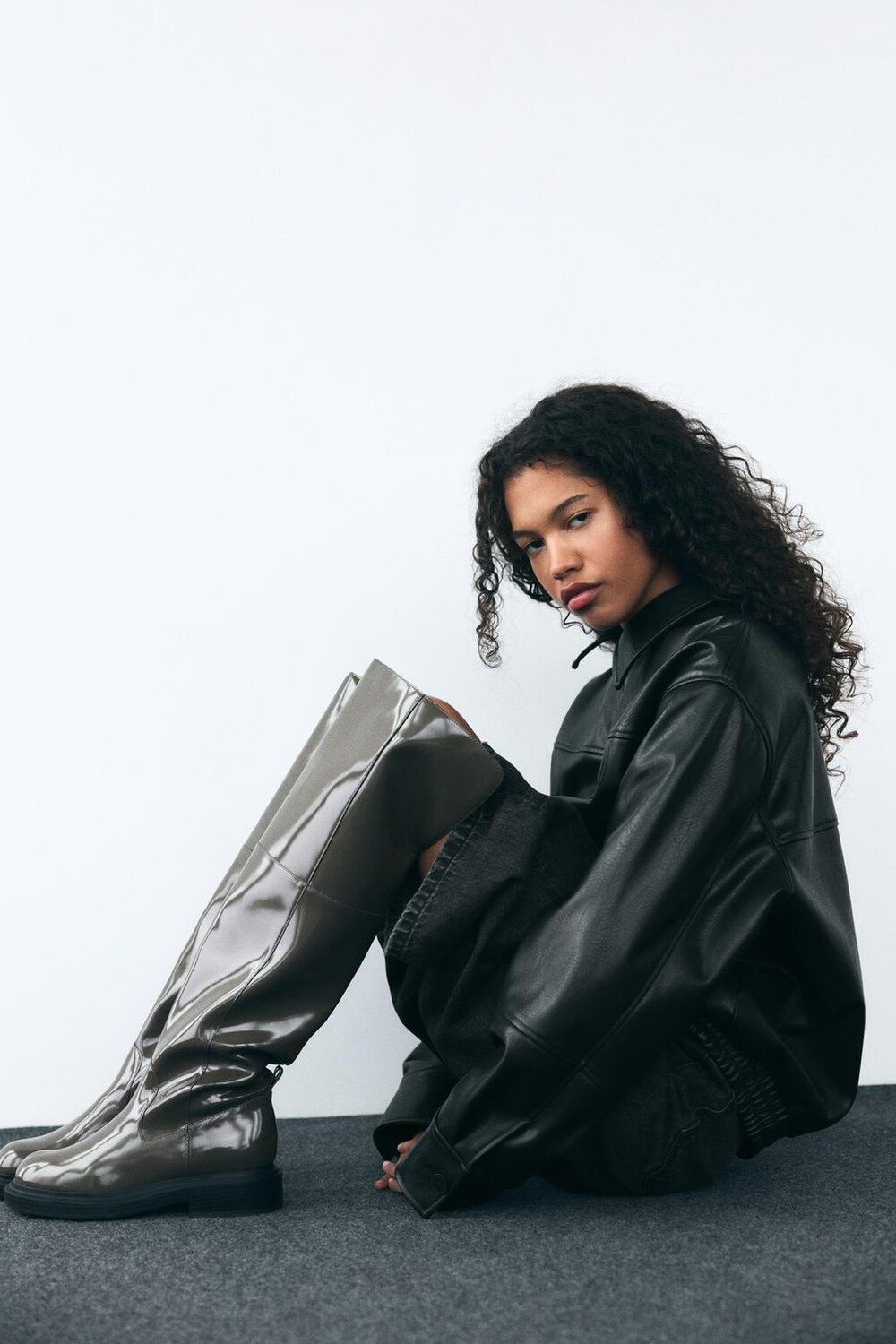 

Ботинки выше колена на плоской тело с лакированной отделкой ZARA, зеленый