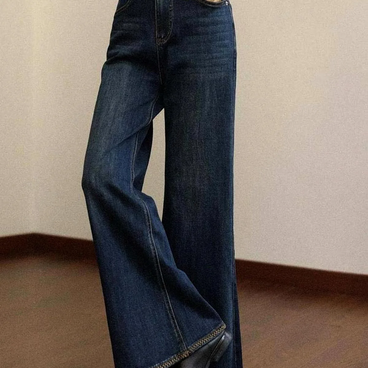 Женские расклешенные джинсы Wide Leg с прямым кроем и потертостями — фото 3