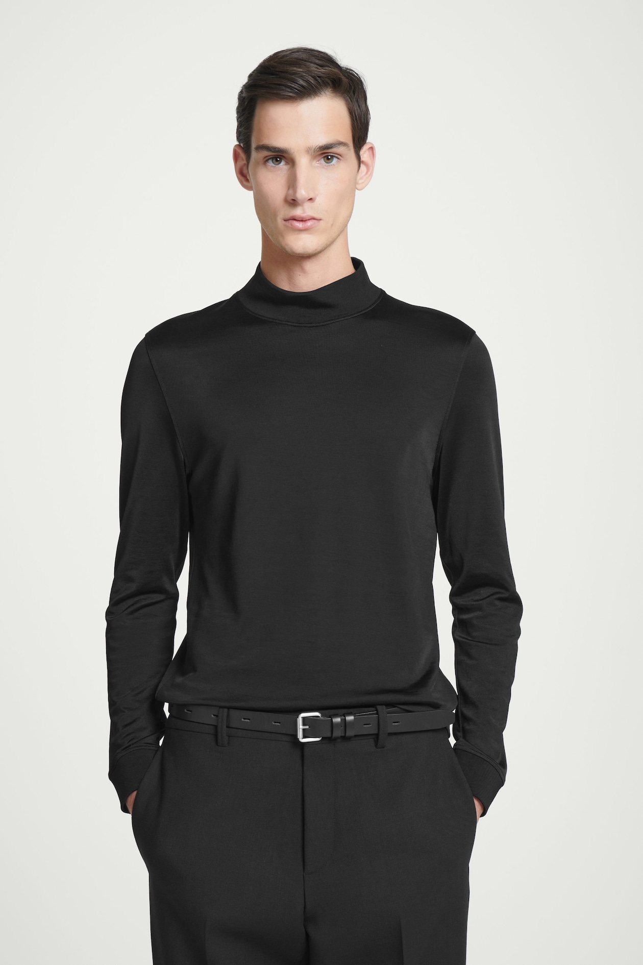 

Мерцающий топ с высоким воротом-slim fit COS, черный