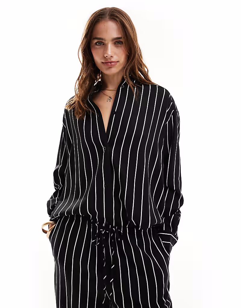 

Льняная рубашка свободного кроя ASOS DESIGN черного цвета с полосками