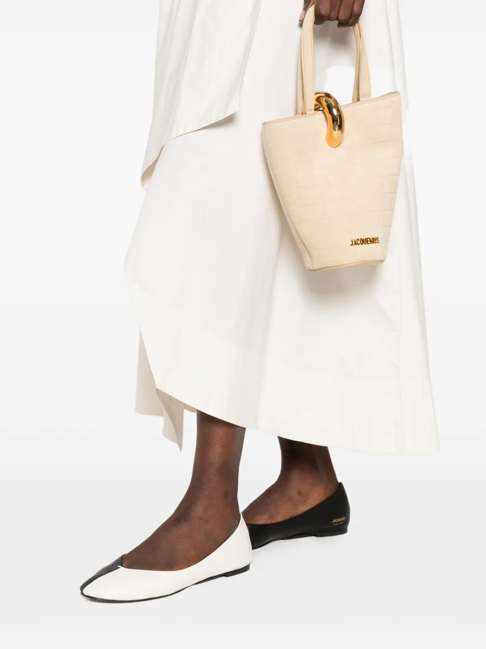 Сумка-тоут из замши с эффектом крокодиловой кожи Le Petit Bambola Jacquemus, бежевый — фото 2