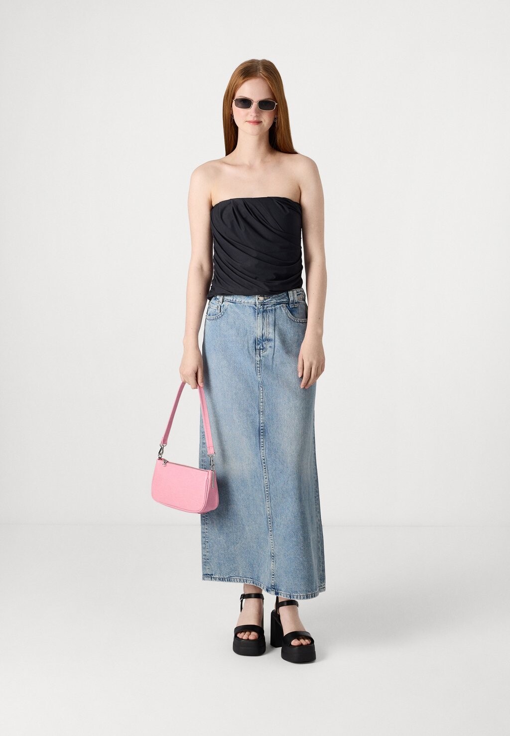 

Топ Soft Matte Tuckable Ruched Tube Abercrombie & Fitch, черная красавица