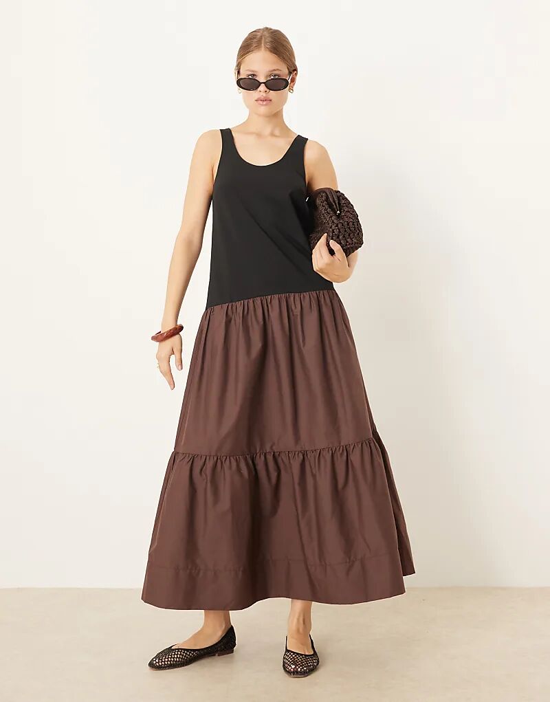 

Длинное платье-комбинация ASOS DESIGN с круглым вырезом коричневого цвета