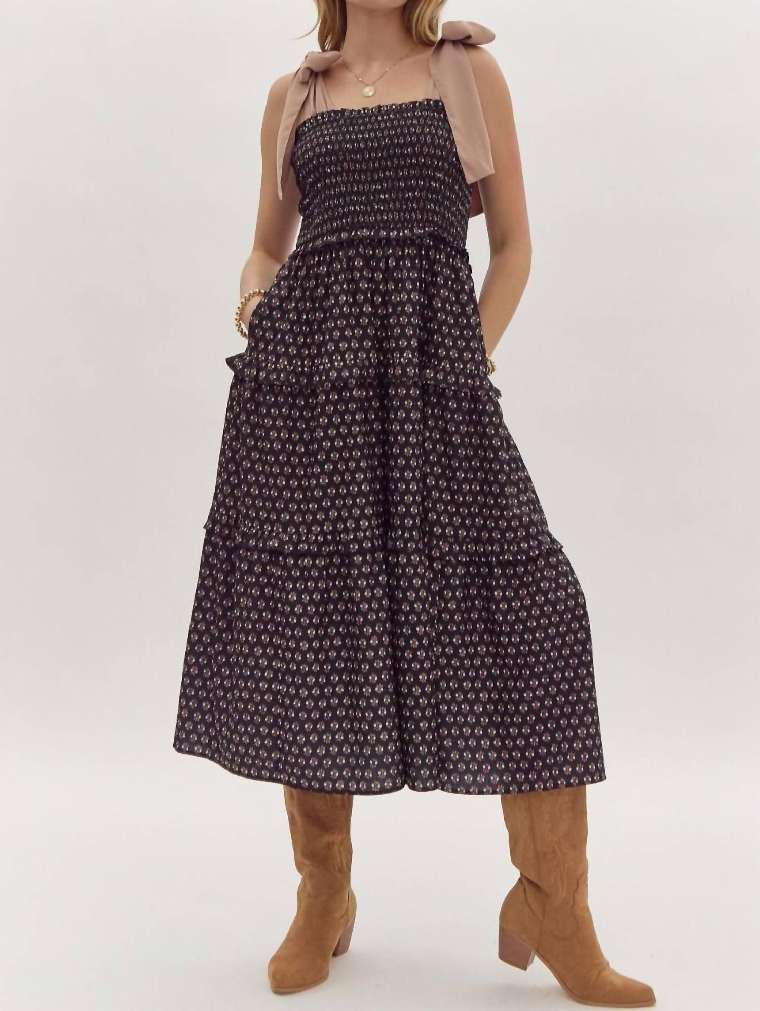 

Черное миди-платье с цветочным принтом и поясом на завязках Entro