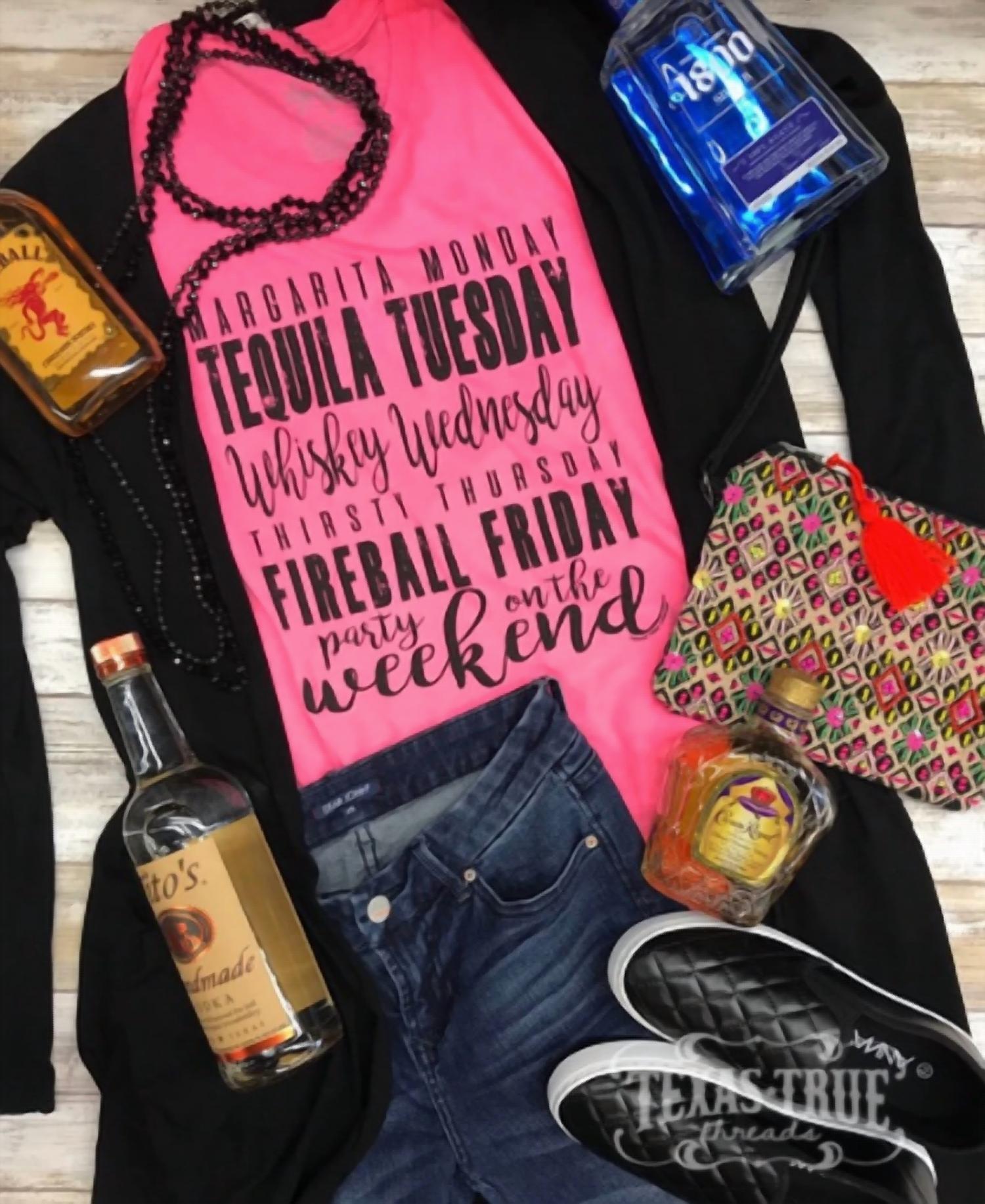 

Футболка Weekday Drinks с V-образным вырезом розового цвета Texas True Threads