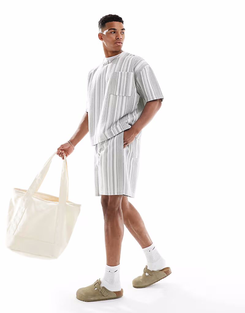 

ASOS DESIGN свободные полосатые фактурные короткие шорты цвета камня