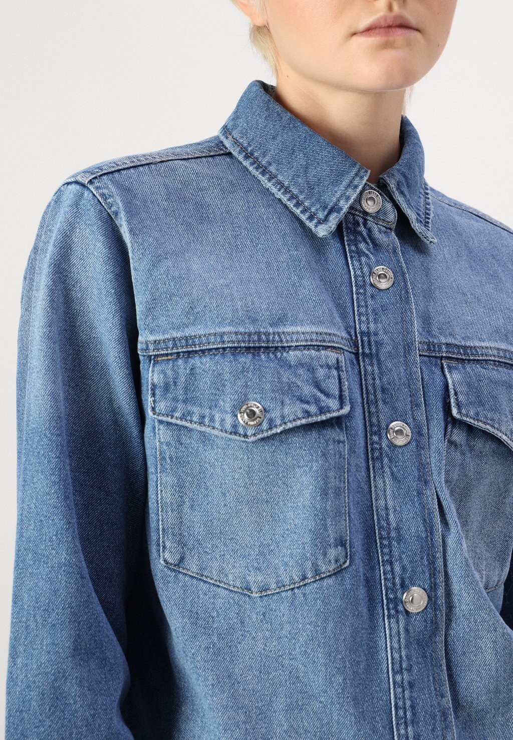 

Блузка на пуговицах ONLELLA POCKET SHIRT ONLY, синий деним