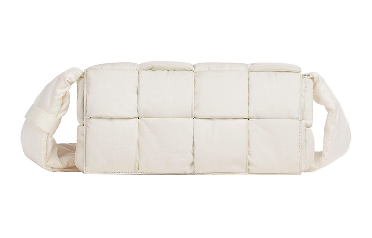 

Наплечная сумка Bottega Veneta среднего размера из стеганой техно-ткани, белая