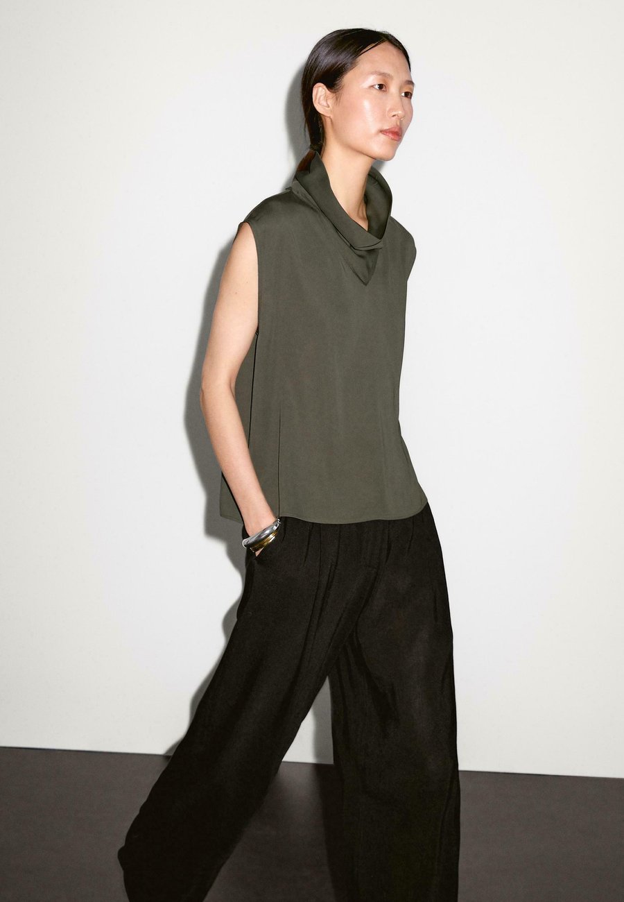 

Блуза Massimo Dutti FLOWING GARMENT WITH DRAPED NECK DETAIL, Dark Green