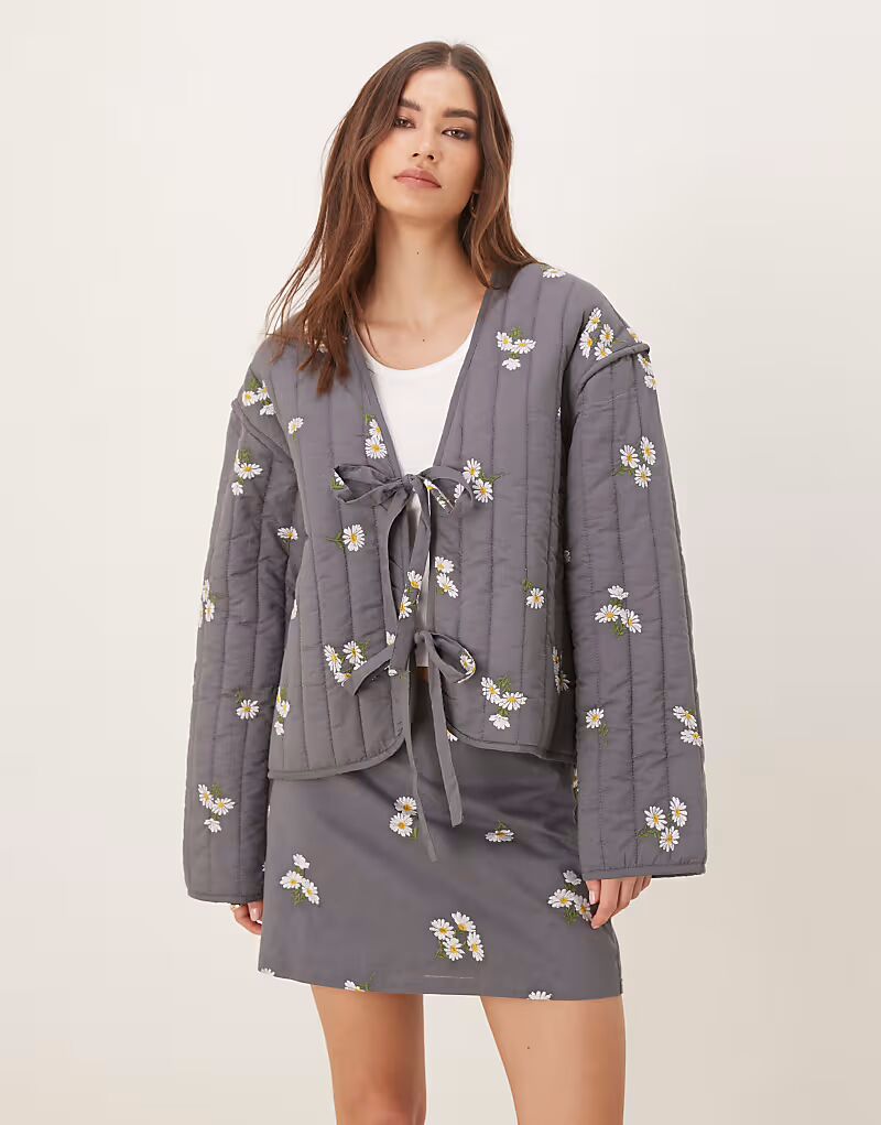 

Стеганая куртка с вышивкой и завязкой спереди ASOS DESIGN серого цвета