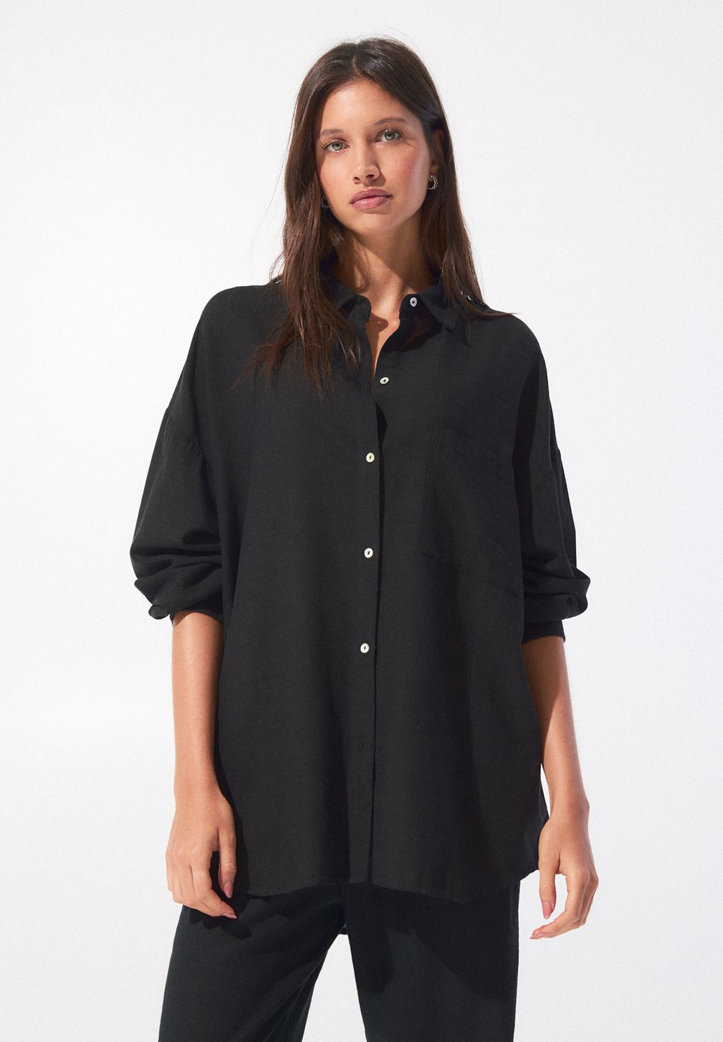 

Блузка на пуговицах RUSTIC OVERSIZE PULL&BEAR, цвет Mottled Black