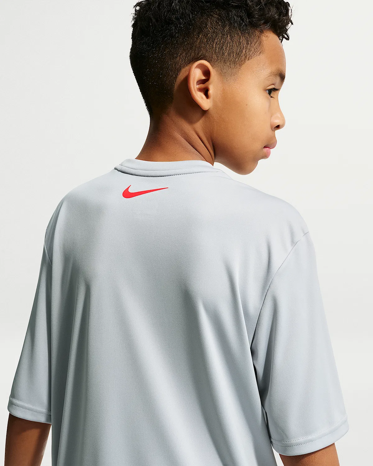 Большой детский (мальчиковый) Dri-FIT UV короткий рукав топ Nike Swim Hydroguard, Wolf Grey — фото 2