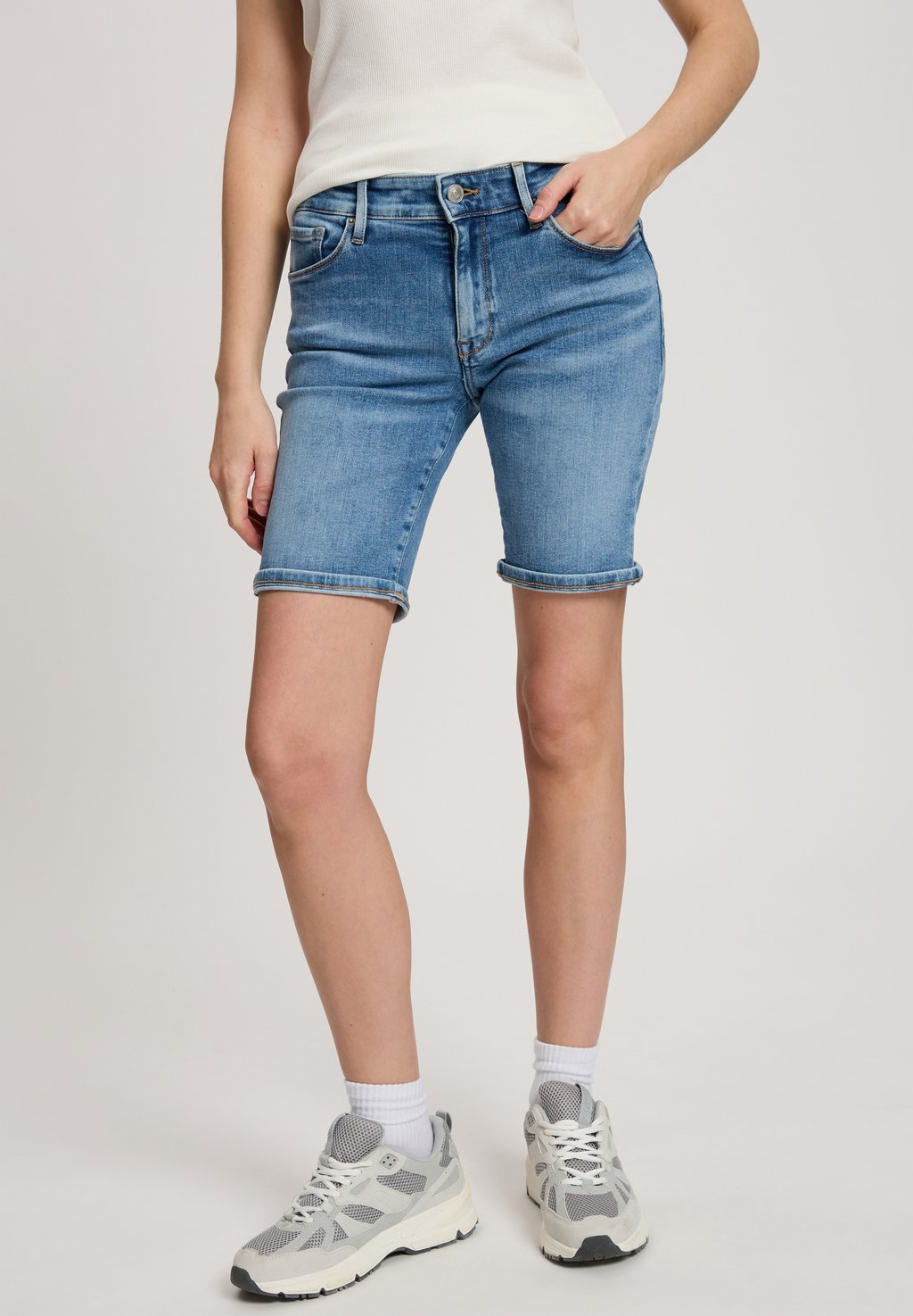 

Джинсовые шорты Cross Jeans, цвет Light Mid Blue Used